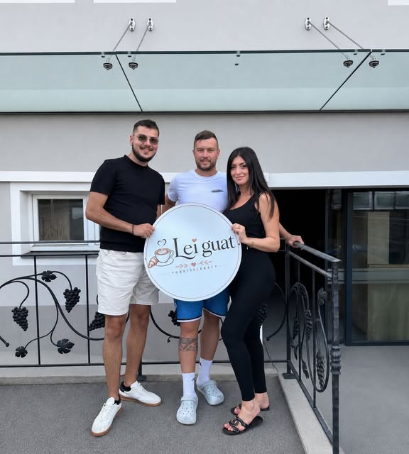 Das Team der Lei guat Greißlerei mit dem neuen Logo vor dem Lokal in Lendorf